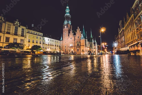 Naklejka na ścianę Wrocław, Śląsk, Polska - 19 września 2016 r. Rynek nocą. Wrocławski Ratusz, zbudowany w stylu gotyckim, jedna z głównych atrakcji i atrakcji miasta.