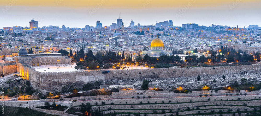 Fototapeta premium Panoramiczny widok na Stare Miasto w Jerozolimie o zachodzie słońca