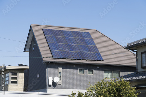住宅　ソーラーパネル　急斜面　屋根面積の広い設置例