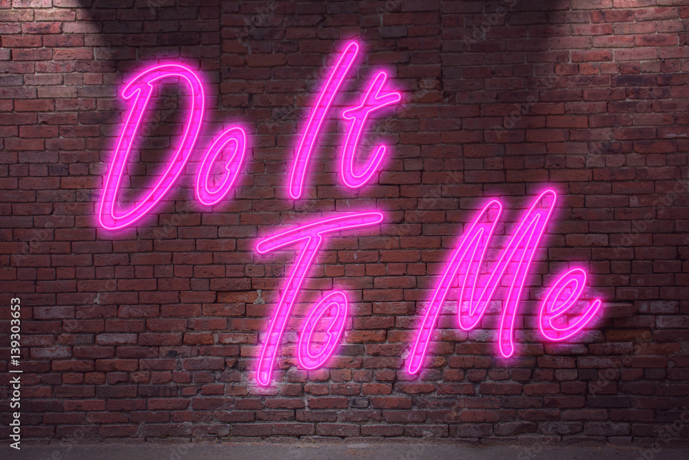 Leuchtreklame Do it To Me an Ziegelsteinmauer Leuchtreklame Do it To Me an Ziegelsteinmauer