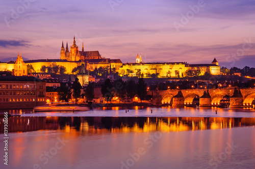 夕暮れのプラハ城 © akira1201