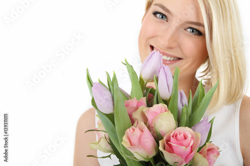 junge blonde Frau mit Blumenstrauss 