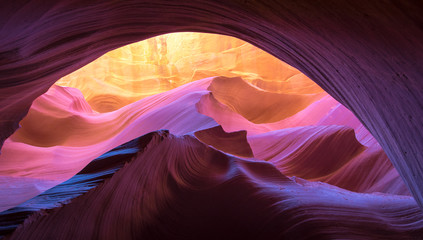 Fotobehang Canyon Gegolfde rotswanden Antelope Canyon  © nuinthesky