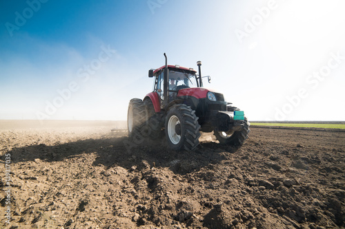 Fotografie Tractor preparing land