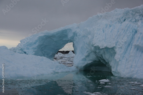 Eisberg mit Durchbruch