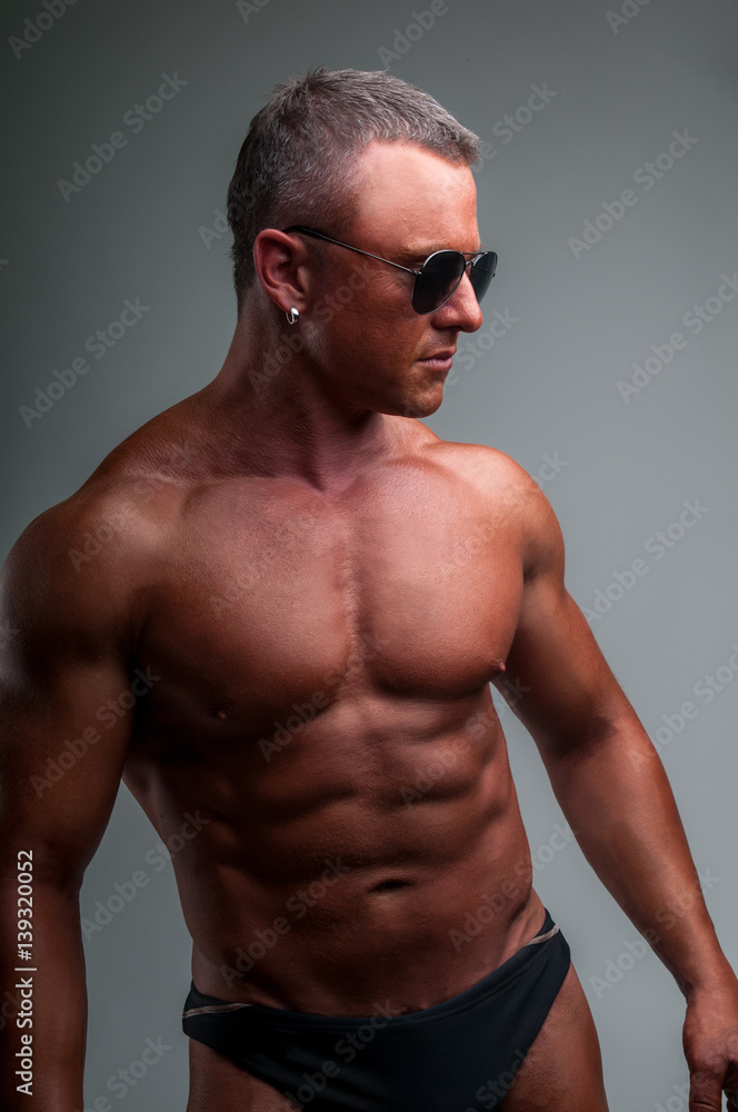 Fototapeta premium Muskularny mężczyzna