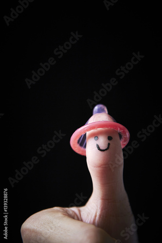 Obraz na plátně Finger art condom