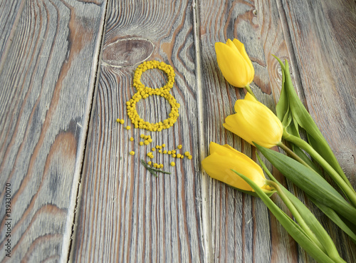 Fototapeta Naklejka Na Ścianę i Meble -  Желтые тюльпаны и цифра восемь, сделанная из цветков мимозы. Международный женский день. Весна