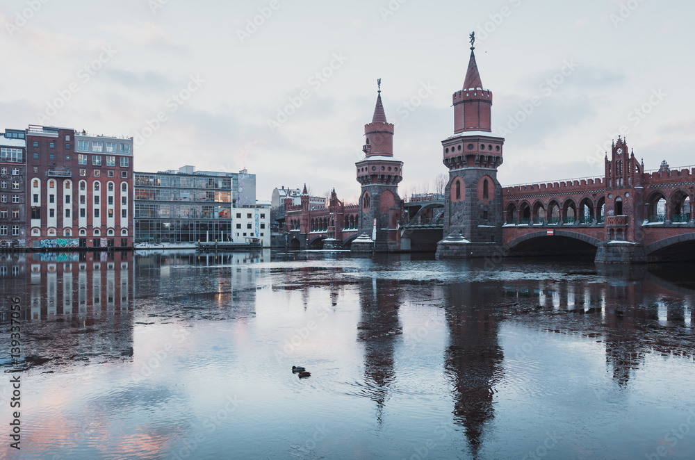 Obraz premium Oberbaumbridge Berlin in winter
