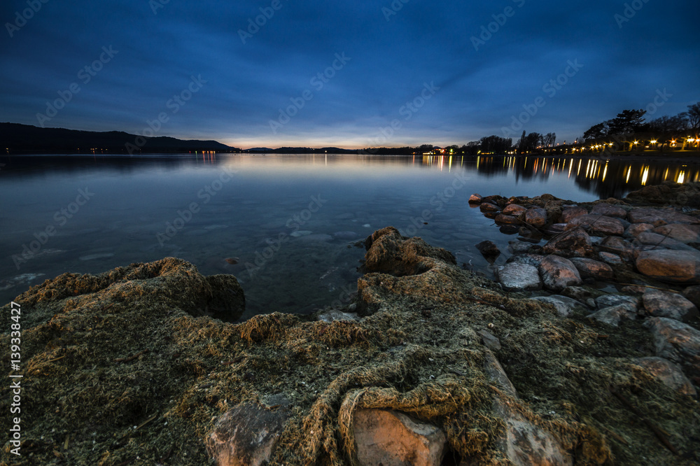Bodenseeufer zur blauen Stunde mit Algen und Steinen 
