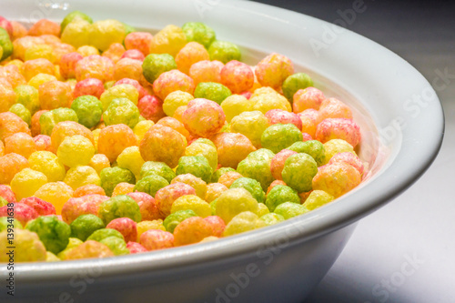 Bunter Puffreis als Nascherei