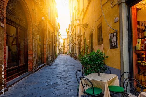 Fototapeta Wąska stara wygodna ulica w Lucca, Włochy