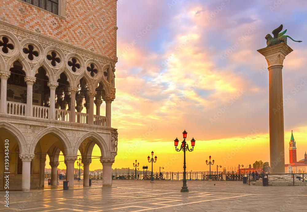 Ταπετσαρία famouse Doge palace, column with winged lion and San Marco square at sunrise, Ve