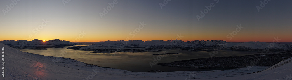 Aussicht auf Tromsø, Fjellheisen, Storstein, Hausberg von Tromsø
