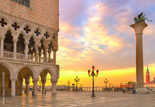 Foto famouse Doge palace, column with winged lion and San Marco square at sunrise, Ve