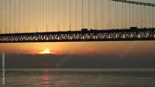 夕暮れの明石海峡大橋