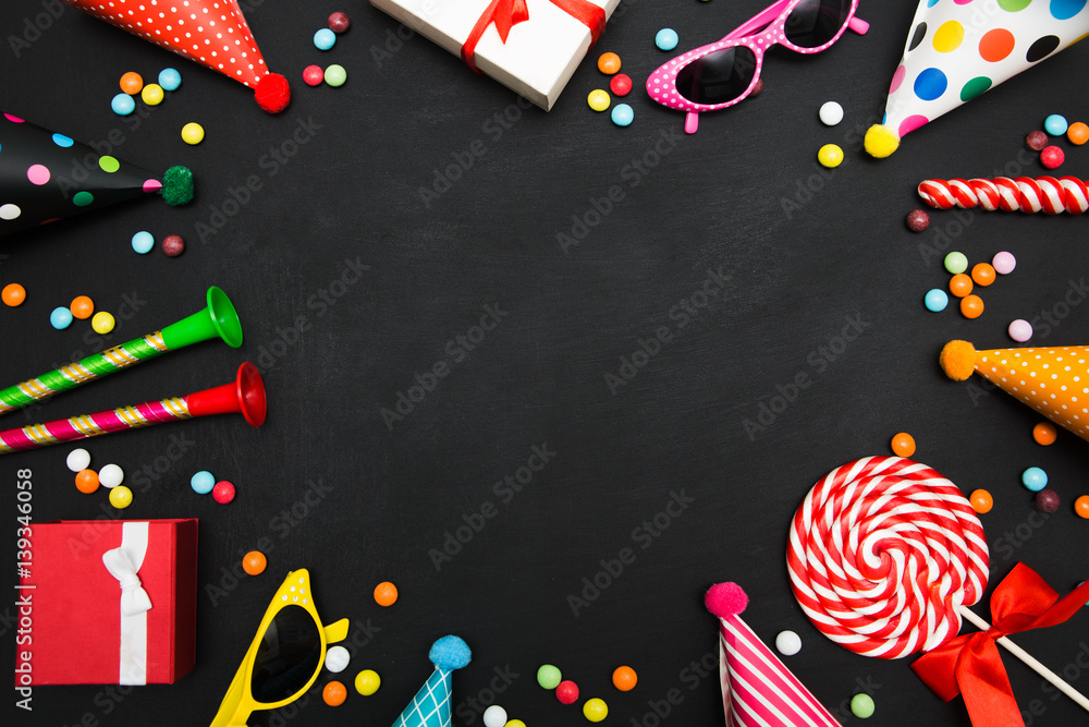 Obraz premium birthday black background with sweets and decorations