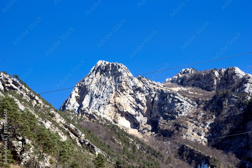 Горный пейзаж, красивый вид на высокие скалы, пейзаж, ущелья и природа Северного Кавказа