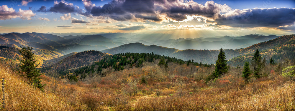 Fototapeta premium Sceniczny zmierzch nad Smoky Mountains od Błękitnego Ridge Parkway w Pólnocna Karolina