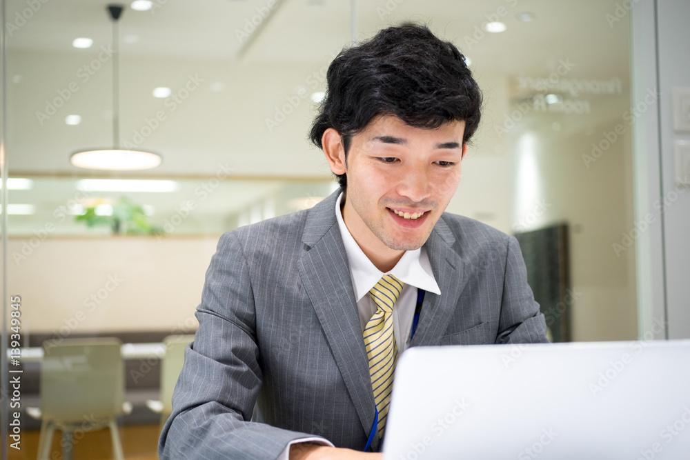 ビジネスイメージ(男性・オフィス・笑顔) ビジネスイメージ(男性・オフィス・笑顔)