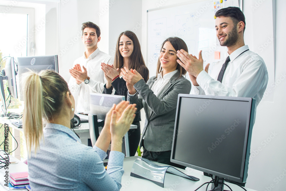 Obraz premium Cheerful business people applauding at business meeting in office.