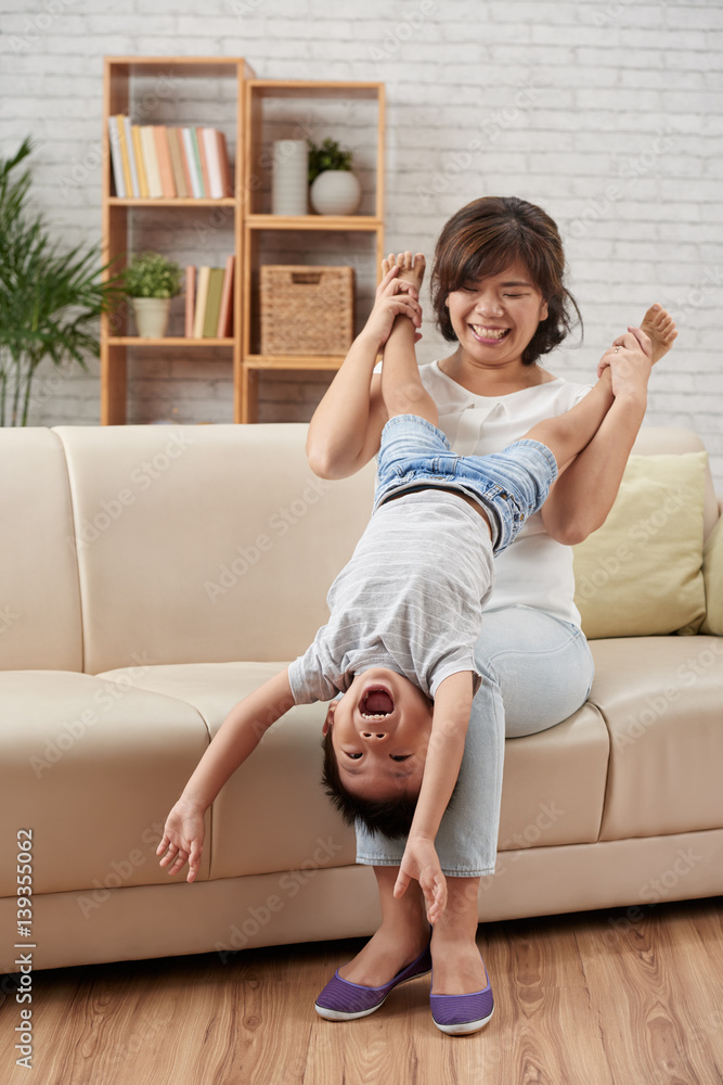 Obraz premium Playing with mother