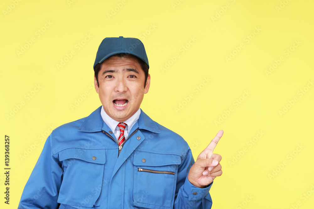 指示する笑顔の男性
