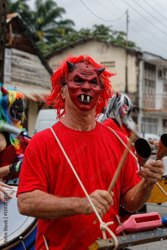 Diable rouge musicien à la journée des diables rouges du carnaval de Cayenne en Guyane française 