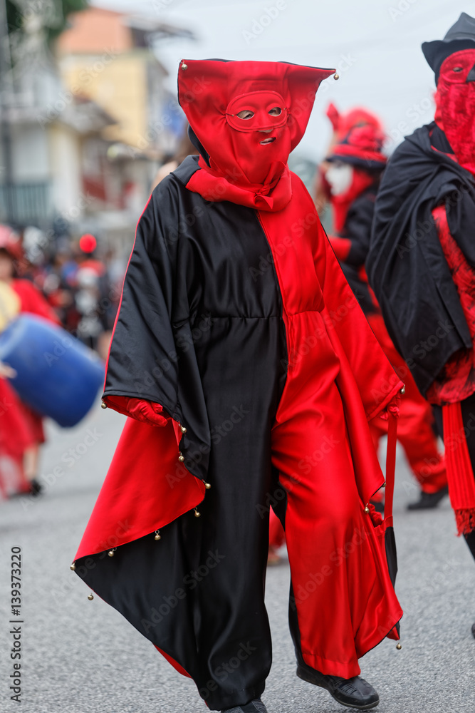 Noir et rouge pour la journée des diables rouges au carnaval de Cayenne en Guyane française 