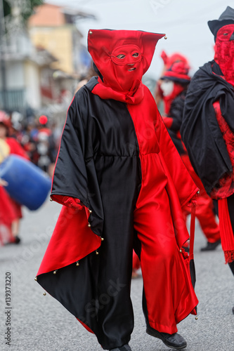 Noir et rouge pour la journée des diables rouges au carnaval de Cayenne en Guyane française 