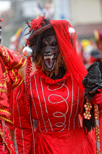 Touloulou transformée en louve à la journée des diables rouges du carnaval de Cayenne en Guyane française © galaad973