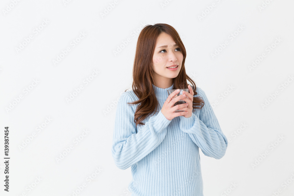 水を飲む女性 水を飲む女性