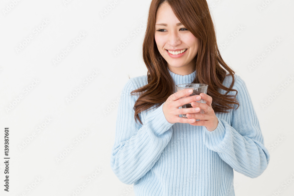 水を飲む女性 水を飲む女性