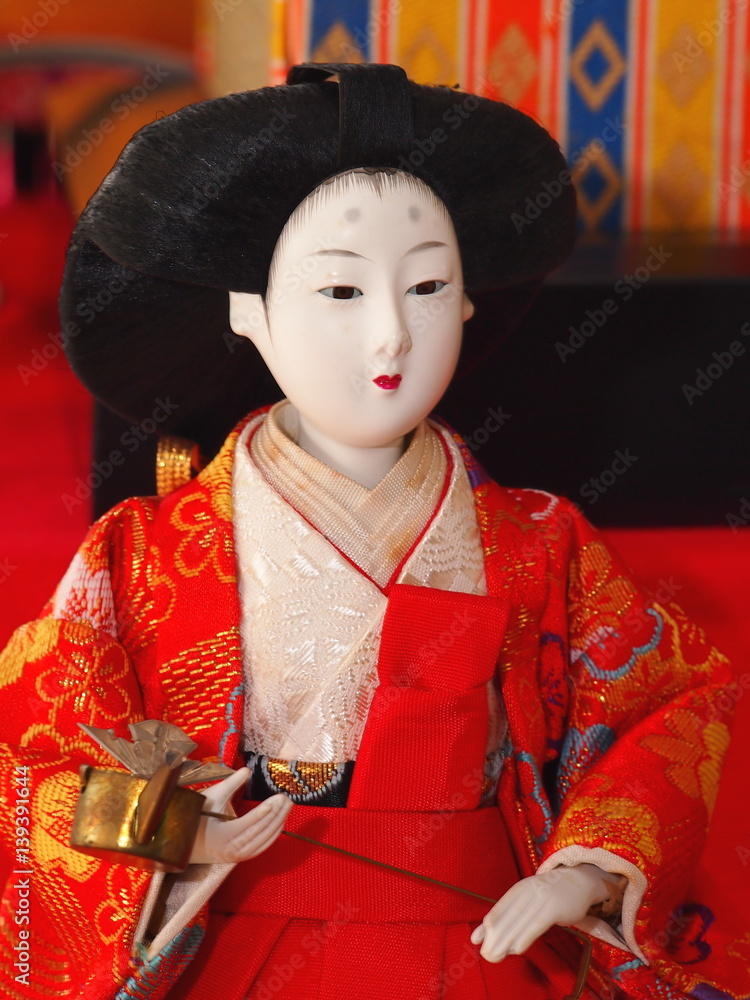 ひな人形の三人官女/日本では古くから女の子の無事な成長を願うのがひな祭り。3月3日にひな人形を飾る。清少納言・小野小町・紫式部がモデルに成って居る説もある。