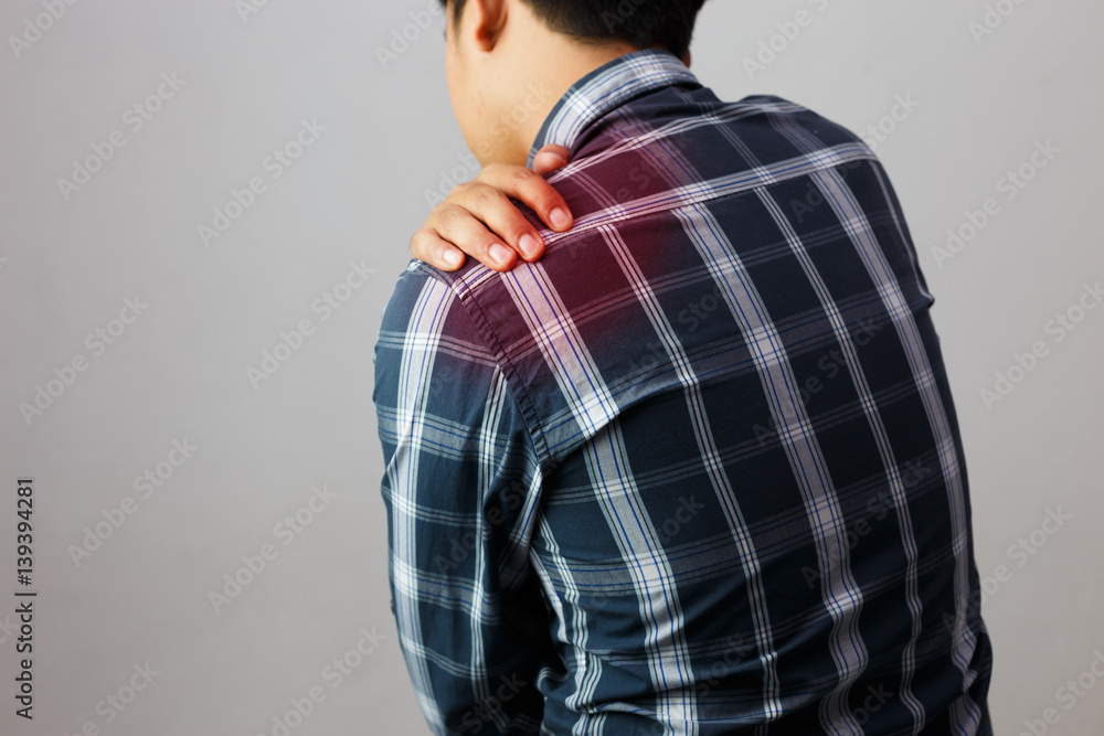 Φωτογραφία Man with shoulder pain on a gray background / concepts of medicine and health care