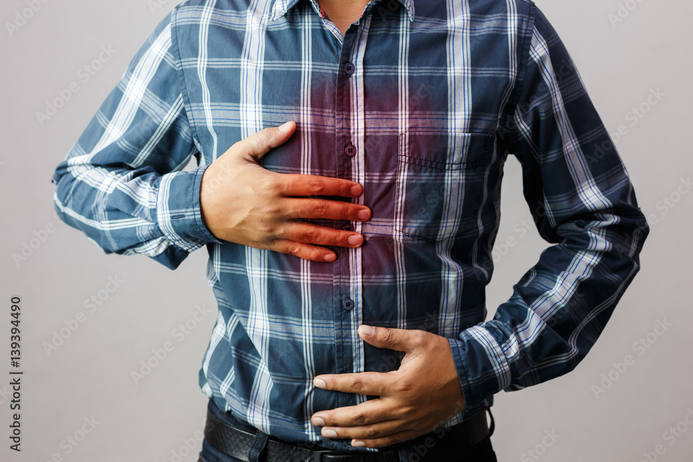 Φωτογραφία Men have symptoms of burning sensation in the middle of the chest caused by acid reflux