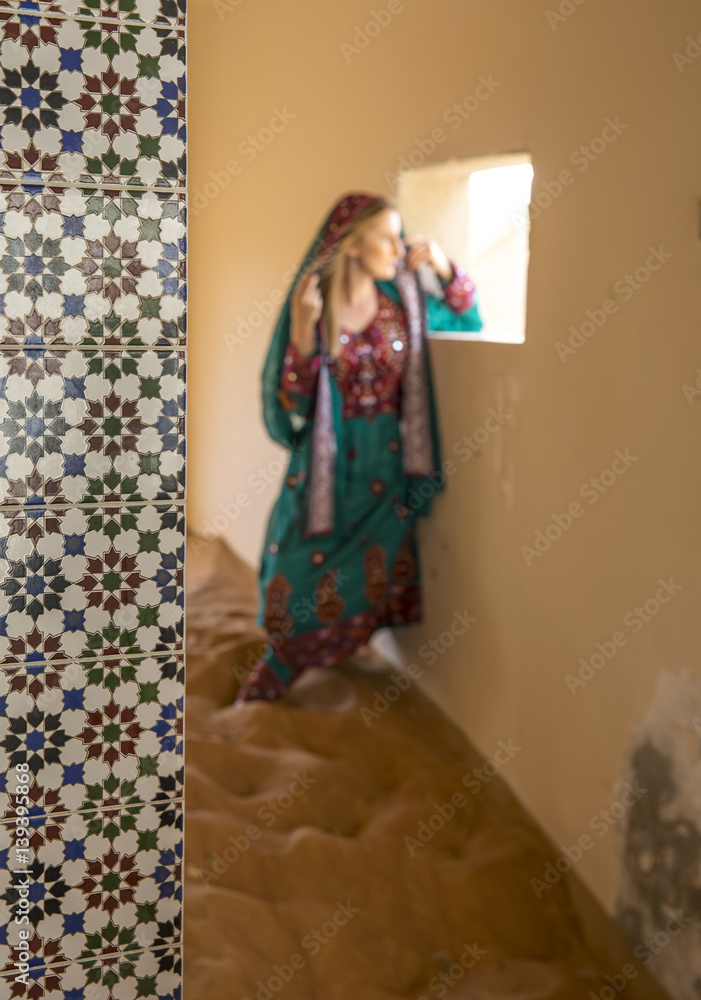 Φωτογραφία a woman in traditional Omani dress in a countryside of UAE