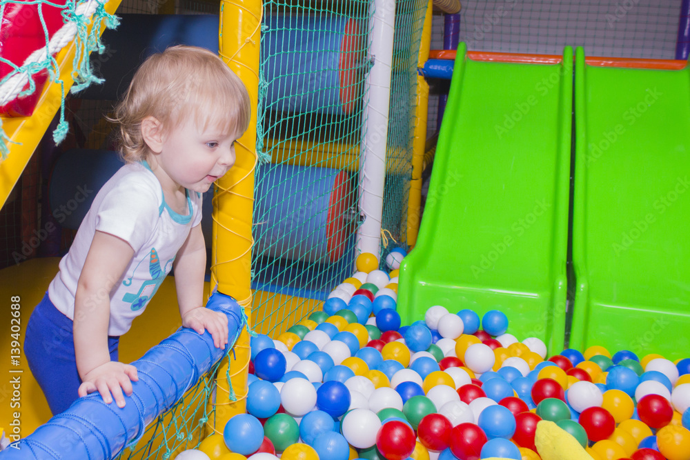 Obraz premium the child in plays in the game room