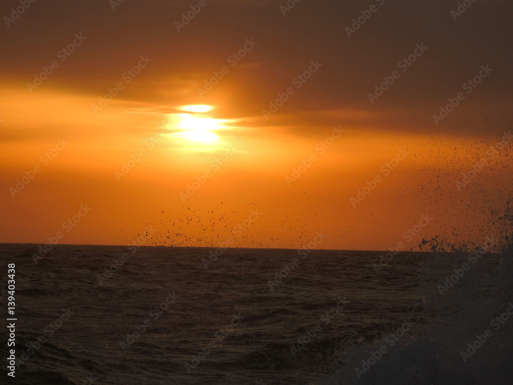 Mare in tempesta al tramonto Mare in tempesta al tramonto