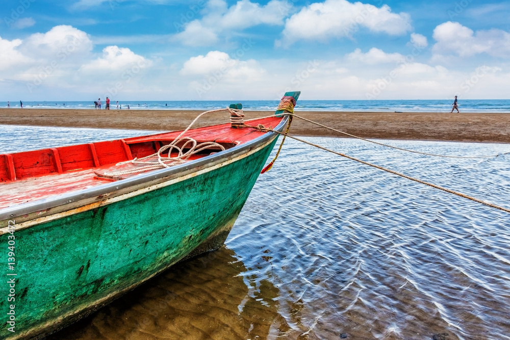 Obraz premium Fishing boat at beach on summer season