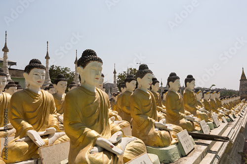 Budas en fila en templo de Birmania.