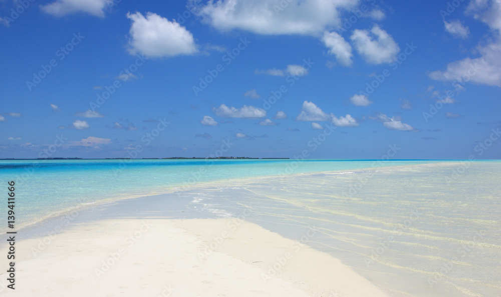banc de sable dans un lagon des îles Maldives