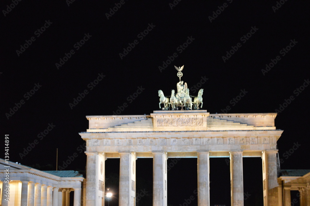 Obraz premium Night view of Brandenburg gate in Berlin, Germany