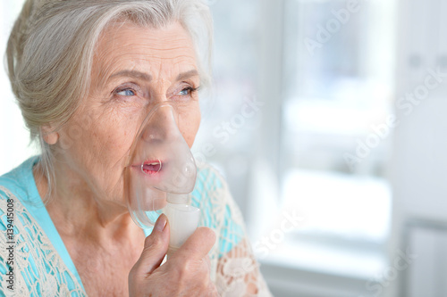 Canvas Print Sick elderly woman making inhalation