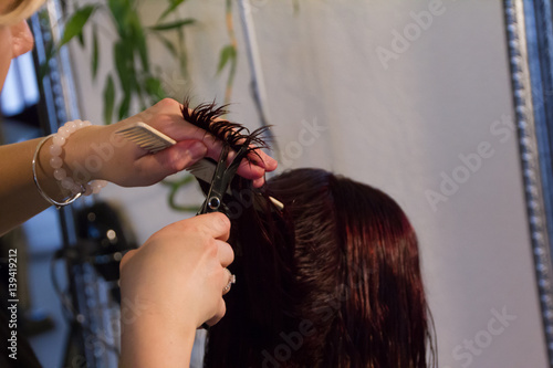 hairdresser, look in the mirror, cut, cut their hair
