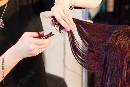 hairdresser, look in the mirror, cut, cut their hair