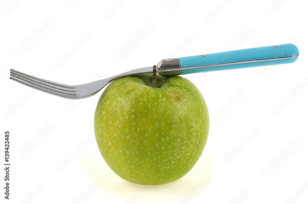 Concept d'équilibre alimentaire avec une pomme verte et une fourchette Concept d'équilibre alimentaire avec une pomme verte et une fourchette