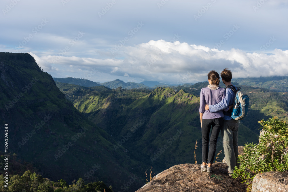 Couple de randonneurs au sommet de la montagne, Eagle rock, Sri Lanka