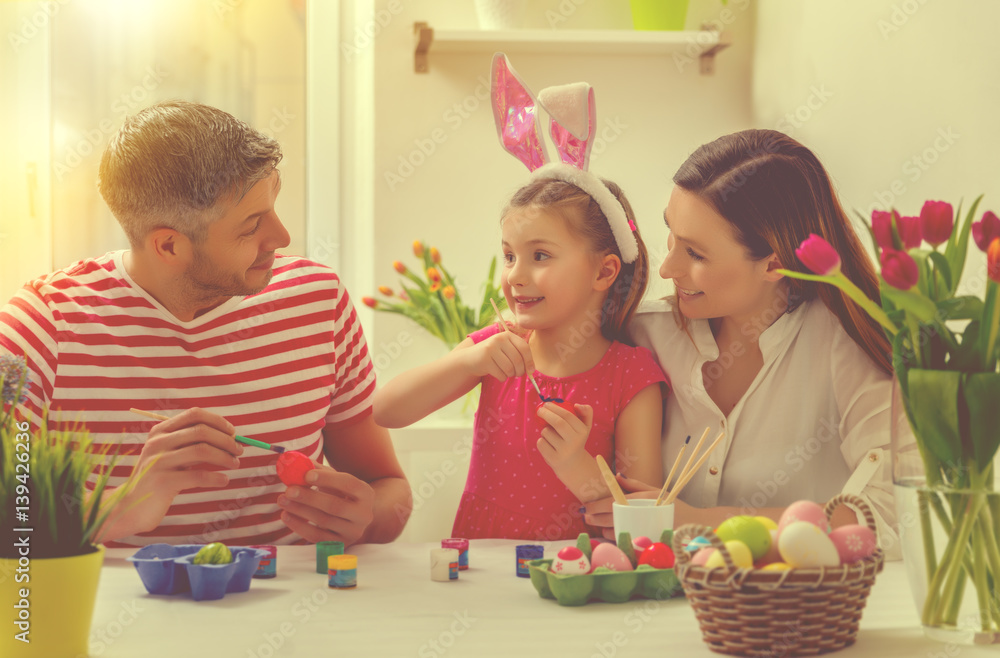 Fototapeta premium familie zu ostern beim färben