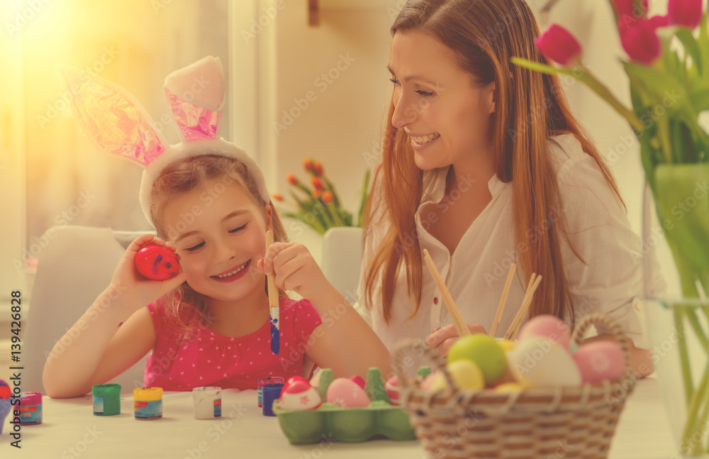 mutter und tochter färben eier zum osterfest mutter und tochter färben eier zum osterfest